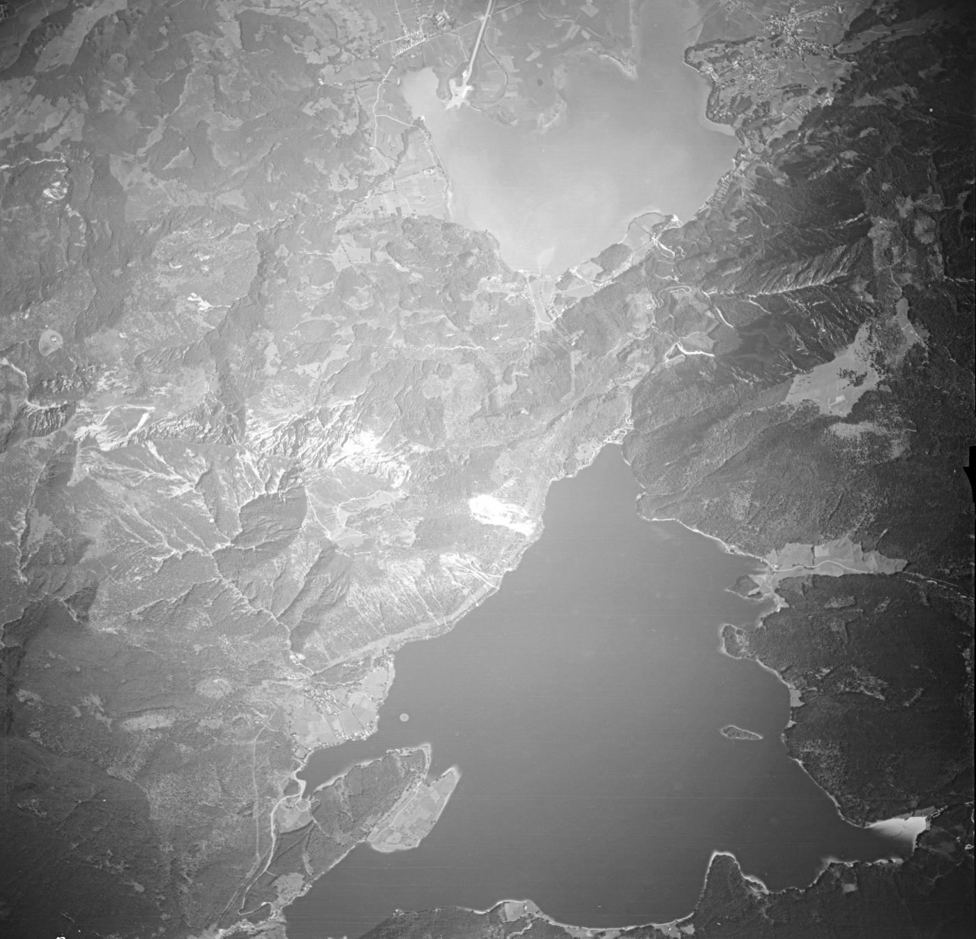 graue/weiße Luftbildaufnahme von Kochelsee und Walchensee